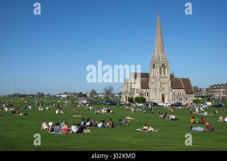 Londres, Royaume-Uni. 9 avril 2017. Tous les Saints C of E Church baignée de soleil le dimanche des Rameaux. Credit:claire doherty/Alamy Live News Banque D'Images