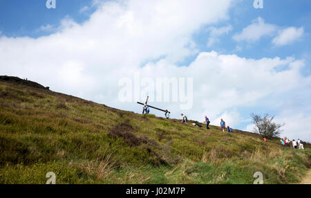 Le Hayfield Derbyshire 9 avril 2017 chrétiens ensemble à Hayfield, Chinley Buxworth et organiser un service le dimanche des rameaux en haut de Lantern Pike à Hayfield. Dimanche des Rameaux marque le début de la Semaine Sainte, où les chrétiens du monde entier commémorent les derniers jours de Jésus Christ avant sa résurrection le dimanche de Pâques, la plus importante fête du calendrier chrétien. Crédit : John Fryer/Alamy Live News Banque D'Images