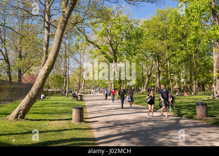 Londres, Royaume-Uni. 9 avril 2017. Les personnes bénéficiant de la chaude journée ensoleillée dans la région de Holland Park, Kensington et Chelsea, London, UK. Les températures ont augmenté de 77F (25C) aujourd'hui, le double de la moyenne pour le mois d'avril, provoquant une ruée de London pour les parcs publics.Credit : Nicola Ferrari/Alamy Live News. Banque D'Images