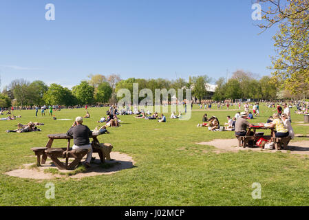 Londres, Royaume-Uni. 9 avril 2017. Les personnes bénéficiant de la chaude journée ensoleillée dans la région de Holland Park, Kensington and Chelsea, Londres, Royaume-Uni. Les températures ont augmenté de 77F (25c) aujourd'hui, le double de la moyenne pour le mois d'avril, provoquant une ruée de London pour les parcs publics.credit : nicola ferrari/Alamy live news. Banque D'Images