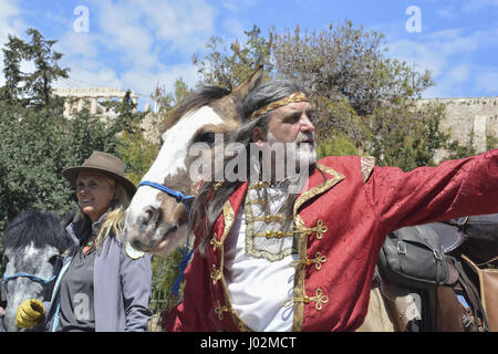 Athènes, Grèce. Apr 9, 2017. Les cavaliers à pied avec leurs chevaux en face de l'Acropole à Athènes, Grèce. C'est l'inauguration de l'Athens-Kassel Ride, à partir de l'église Sainte-Sophie de Dionysiou Areopagitou street sur l'Acropole. Il est inspiré de Aimé Tschiffely's trek de Buenos Aires à New York (1925''"28). Le Athens-Kassel Ride est conçu par Ross Birrell en collaboration avec Peter van der Gugten. L'exposition internationale d'art Documenta 14 sera présenté pour la première fois à partir du 01 avril au 16 juillet 2017 à Athènes et du 10 juin au 17 septembre 2017 à Kassel. (Cred Banque D'Images