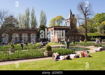 Londres, Royaume-Uni. 9 avril 2017. Les personnes bénéficiant de la chaude journée ensoleillée dans la région de Holland Park, Kensington et Chelsea, London, UK. Les températures ont augmenté de 77F (25C) aujourd'hui, le double de la moyenne pour le mois d'avril, provoquant une ruée de London pour les parcs publics.Credit : Nicola Ferrari/Alamy Live News. Banque D'Images