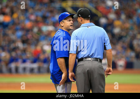 Saint Petersburg, Florida, USA. Apr 9, 2017. Vous VRAGOVIC | fois.Blue Jays de Toronto manager John Gibbons (5) a mots avec Stu Scheurwater juge-arbitre (85) après la double par Rays de Tampa Bay center fielder Kevin Kiermaier (39) dans la troisième manche du match entre les Blue Jays de Toronto et les Rays de Tampa Bay au Tropicana Field à Saint-Pétersbourg, en Floride, le dimanche 9 avril, 2017. Credit : Vragovic/Tampa Bay Times/ZUMA/Alamy Fil Live News Banque D'Images