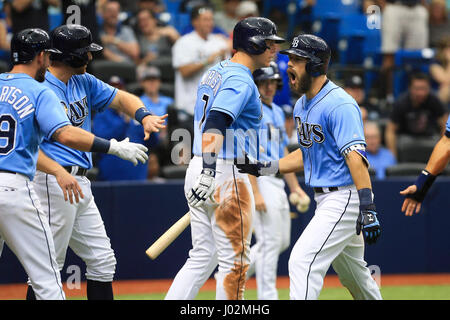 Saint Petersburg, Florida, USA. Apr 9, 2017. Vous VRAGOVIC | fois.Rays de Tampa Bay droit fielder Steven Souza Jr. (20) ont accueilli à la maison après ses trois run home run dans la troisième manche du match entre les Blue Jays de Toronto et les Rays de Tampa Bay au Tropicana Field à Saint-Pétersbourg, en Floride, le dimanche 9 avril, 2017. Credit : Vragovic/Tampa Bay Times/ZUMA/Alamy Fil Live News Banque D'Images