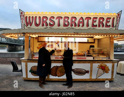 Cologne, Allemagne. 6ème apr 2017. Klaus acteurs Behrendt (R) et Dietmar Baer, de commissaires du Max Ballauf et Freddy Shenk dans l'émission de télévision allemande Tatort's édition de Cologne, se tenir en face d'un décrochage de la saucisse utilisée dans la série à Cologne, Allemagne, 6 avril 2017. L'épisode suivant sera son 71e. Photo : Oliver Berg/dpa/Alamy Live News Banque D'Images