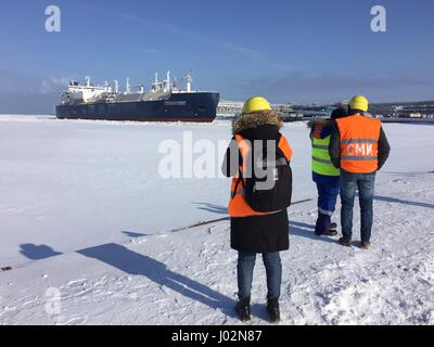 Sabetta, la Russie. 30Th Mar, 2017. Regardez les journalistes Christophe de Margerie, un navire-citerne gaz battant sous pavillon chypriote, dans le port de Sabetta, Russie, 30 mars 2017. Le navire est le plus grand brise-glace. Une nouvelle flotte de 15 navires est d'être lancé afin de transporter le gaz naturel liquéfié (GNL) pour l'Asie et l'Europe. Photo : Friedemann Kohler/dpa/Alamy Live News Banque D'Images