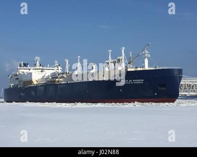 Sabetta, la Russie. 30Th Mar, 2017. Christophe de Margerie, le gaz d'un battant sous pavillon chypriote, dans le port de Sabetta, Russie, 30 mars 2017. Le navire est le plus grand brise-glace. Une nouvelle flotte de 15 navires est d'être lancé afin de transporter le gaz naturel liquéfié (GNL) pour l'Asie et l'Europe. Photo : Friedemann Kohler/dpa/Alamy Live News Banque D'Images