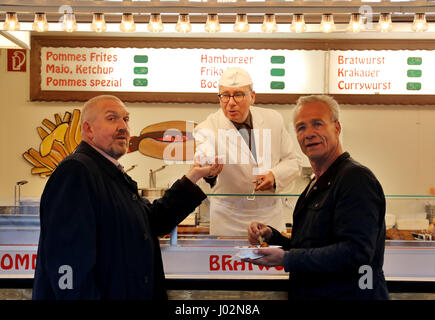 Cologne, Allemagne. 6ème apr 2017. Klaus acteurs Behrendt (R) et Dietmar Baer, de commissaires du Max Ballauf et Freddy Shenk dans l'émission de télévision allemande Tatort's édition de Cologne, se tenir en face d'un décrochage de la saucisse utilisée dans la série à Cologne, Allemagne, 6 avril 2017. L'épisode suivant sera son 71e. Photo : Oliver Berg/dpa/Alamy Live News Banque D'Images