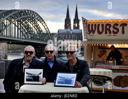 Cologne, Allemagne. 6ème apr 2017. Klaus acteurs Behrendt (R) et Dietmar Baer, de commissaires du Max Ballauf et Freddy Shenk dans l'émission de télévision allemande Tatort's édition de Cologne, et de radiodiffuseur public du WDR directeur Tom Buhrow (C) s'élèvent à une table à l'extérieur d'un décrochage de la saucisse utilisée dans la série à Cologne, Allemagne, 6 avril 2017. L'épisode suivant sera son 71e. Photo : Oliver Berg/dpa/Alamy Live News Banque D'Images