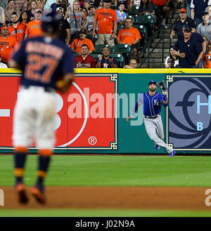 Houston, TX, USA. Apr 9, 2017. Droit des Royals de Kansas City fielder Paulo Orlando (16) capture un ballon au cours de la 6e manche au cours de la MLB match entre les Royals de Kansas City et les Astros de Houston au Minute Maid Park de Houston, TX. John Glaser/CSM/Alamy Live News Banque D'Images