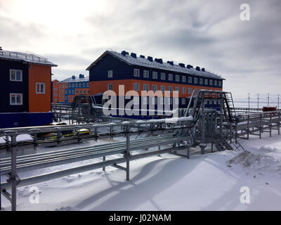 Sabetta, la Russie. 30Th Mar, 2017. Logements des travailleurs dans Sabetta, Russie, 30 mars 2017. Les maisons ont été construites de manière à répondre aux besoins de l'Jamal 1 projet de gaz naturel liquéfié. L'usine (actuellement en construction) sera la plus grande du genre dans le monde lorsqu'il est en ligne à la fin de 2017 pour l'entretien des marchés européens et asiatiques. Photo : Friedemann Kohler/dpa/Alamy Live News Banque D'Images