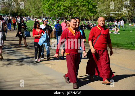 London, UK 9 avril 2017. Météo France : journée la plus chaude depuis le début de l'année et les foules viennent à Green Park pour profiter du beau temps ce week-end à Londres, Angleterre, Royaume-Uni. Banque D'Images