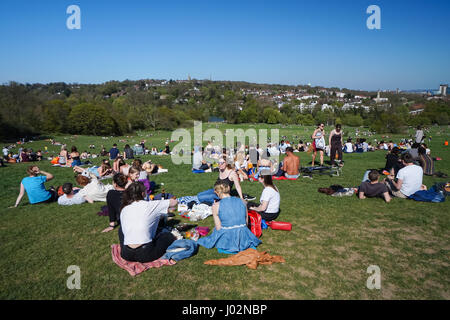 Les Londoniens profiter journée chaude sur la Colline du Parlement, à Hampstead Heath, Londres Angleterre Royaume-Uni UK Banque D'Images