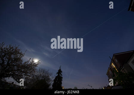 Londres, Royaume-Uni. 9 avril 2017. La Station spatiale internationale voyage au-dessus de Londres à 17,500km/h, la traversée de l'ouest à l'Est et du sud-est visible pour une période de 4 minutes, passant sous une lune presque pleine. Credit : Malcolm Park/Alamy Live News. Banque D'Images