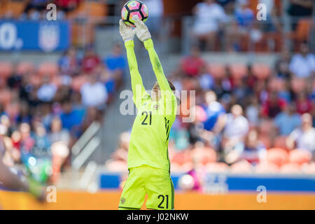 Houston, TX, USA. Apr 9, 2017. La Russie gardien Iuliia Grichenko (21) conseils le ballon au cours du 1er semestre d'un match amical de football entre la Russie et les USA au stade BBVA Compass à Houston, TX. La France a gagné le match 5-1.Trask Smith/CSM/Alamy Live News Banque D'Images