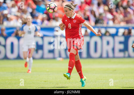 Houston, TX, USA. Apr 9, 2017. La Russie defender Daria Makarenko (8) est à la tête de la balle pendant la 2ème moitié d'un match amical de football entre la Russie et les USA au stade BBVA Compass à Houston, TX. La France a gagné le match 5-1.Trask Smith/CSM/Alamy Live News Banque D'Images