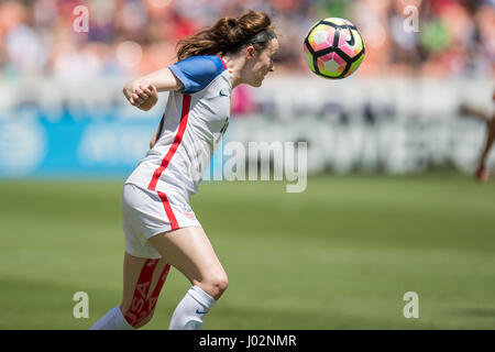 Houston, TX, USA. Apr 9, 2017. Le milieu de terrain des États-Unis a augmenté Lavelle (16) à la tête de la balle pendant le 1er semestre d'un match amical de football entre la Russie et les USA au stade BBVA Compass à Houston, TX. La France a gagné le match 5-1.Trask Smith/CSM/Alamy Live News Banque D'Images