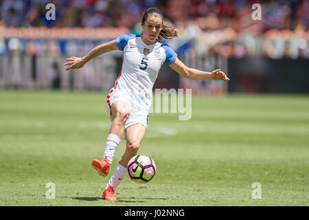 Houston, TX, USA. Apr 9, 2017. United States defender Kelley O'Hara (5) contrôle la balle pendant le 1er semestre d'un match amical de football entre la Russie et les USA au stade BBVA Compass à Houston, TX. La France a gagné le match 5-1.Trask Smith/CSM/Alamy Live News Banque D'Images