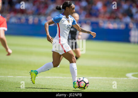 Houston, TX, USA. Apr 9, 2017. United States avant Crystal Dunn (19) contrôle le ballon pendant le 1er semestre d'un match amical de football entre la Russie et les USA au stade BBVA Compass à Houston, TX. La France a gagné le match 5-1.Trask Smith/CSM/Alamy Live News Banque D'Images