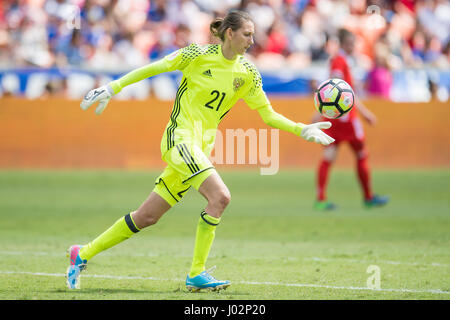 Houston, TX, USA. Apr 9, 2017. La Russie gardien Iuliia Grichenko (21) se prépare à punt la balle pendant la 2ème moitié d'un match amical de football entre la Russie et les USA au stade BBVA Compass à Houston, TX. La France a gagné le match 5-1.Trask Smith/CSM/Alamy Live News Banque D'Images