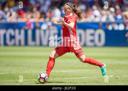 Houston, TX, USA. Apr 9, 2017. La Russie defender Daria Makarenko (8) contrôle la balle pendant le 1er semestre d'un match amical de football entre la Russie et les USA au stade BBVA Compass à Houston, TX. La France a gagné le match 5-1.Trask Smith/CSM/Alamy Live News Banque D'Images