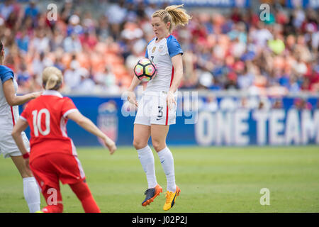 Houston, TX, USA. Apr 9, 2017. Le milieu de terrain des États-Unis Samantha Mewis (3) contrôle la balle pendant la 2ème moitié d'un match amical de football entre la Russie et les USA au stade BBVA Compass à Houston, TX. La France a gagné le match 5-1.Trask Smith/CSM/Alamy Live News Banque D'Images