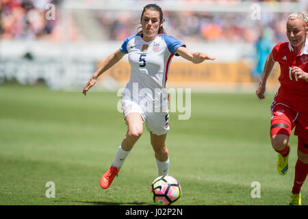 Houston, TX, USA. Apr 9, 2017. United States defender Kelley O'Hara (5) contrôle la balle pendant le 1er semestre d'un match amical de football entre la Russie et les USA au stade BBVA Compass à Houston, TX. La France a gagné le match 5-1.Trask Smith/CSM/Alamy Live News Banque D'Images