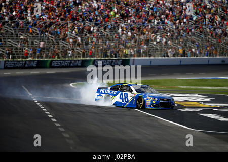 Ft. Worth, Texas, USA. Apr 9, 2017. 09 avril, 2017 - Ft. Worth, Texas, USA : Jimmie Johnson (48) gagne le O'Reilly Auto Parts 500 à la Texas Motor Speedway à Ft. Worth, Texas. Crédit : Justin R. Noe Asp Inc/ASP/ZUMA/Alamy Fil Live News Banque D'Images