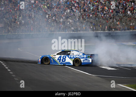 Ft. Worth, Texas, USA. Apr 9, 2017. 09 avril, 2017 - Ft. Worth, Texas, USA : Jimmie Johnson (48) gagne le O'Reilly Auto Parts 500 à la Texas Motor Speedway à Ft. Worth, Texas. Crédit : Justin R. Noe Asp Inc/ASP/ZUMA/Alamy Fil Live News Banque D'Images