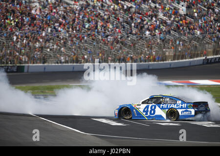 Ft. Worth, Texas, USA. Apr 9, 2017. 09 avril, 2017 - Ft. Worth, Texas, USA : Jimmie Johnson (48) gagne le O'Reilly Auto Parts 500 à la Texas Motor Speedway à Ft. Worth, Texas. Crédit : Justin R. Noe Asp Inc/ASP/ZUMA/Alamy Fil Live News Banque D'Images