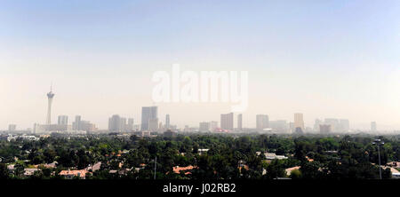 Las Vegas, Nevada, USA. 10 mai, 2012. Une brume opaque dissimule partiellement la vue sur le Strip de Las Vegas le 10 mai 2012. Le Comté de Clark Ministère de la qualité de l'air émis un avis sanitaire pour la pollution aux particules fines. Crédit : David Becker/ZUMA/Alamy Fil Live News Banque D'Images