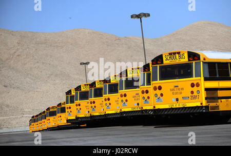 Las Vegas, Nevada, USA. Août 24, 2012. Les autobus scolaires sont vus alignés au Clark County School District's Wallace Transportation Yard le 24 août 2012, à Las Vegas, Nevada. Crédit : David Becker/ZUMA/Alamy Fil Live News Banque D'Images