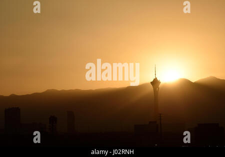 Las Vegas, Nevada, USA. Août 21, 2015. La stratosphère Tower se profile comme le soleil se couche le 21 août 2015, à Las Vegas, Nevada. Les 1 149 pieds (350,2 m) tower est la plus haute tour d'observation autonomes aux États-Unis et le deuxième plus grand dans l'hémisphère ouest, dépassé seulement par la tour du CN à Toronto, Canada. La tour la plus haute à l'ouest du Mississippi, la stratosphère a ouvert le 30 avril 1996 et est aussi la plus haute structure de Las Vegas et dans l'État du Nevada. Crédit : David Becker/ZUMA/Alamy Fil Live News Banque D'Images