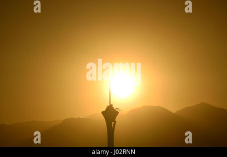 Las Vegas, Nevada, USA. Août 21, 2015. La stratosphère Tower se profile comme le soleil se couche le 21 août 2015, à Las Vegas, Nevada. Les 1 149 pieds (350,2 m) tower est la plus haute tour d'observation autonomes aux États-Unis et le deuxième plus grand dans l'hémisphère ouest, dépassé seulement par la tour du CN à Toronto, Canada. La tour la plus haute à l'ouest du Mississippi, la stratosphère a ouvert le 30 avril 1996 et est aussi la plus haute structure de Las Vegas et dans l'État du Nevada. Crédit : David Becker/ZUMA/Alamy Fil Live News Banque D'Images