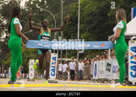 Sao Paulo, Brésil. Le 9 avril, 2017. SAO PAULO, SP, 09.04.2016 --MARATONA-SP- Leah Jerotich (Quenia) ,conquista o primeiro lugar amendements 42 KM com o tempo de 02:41:58 durante un 23ª edição da-Maratona Internacional de São Paulo, realizado na Cidade de São Paulo, SP, Neste domingo (09). (PHOTO : DANILO FERNANDES/BRÉSIL PHOTO PRESSE) Credit : Brésil Photo Presse/Alamy Live News Banque D'Images