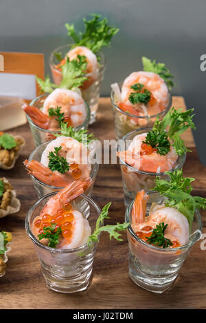 Un cocktail de crevettes et des oeufs dans du verre Banque D'Images