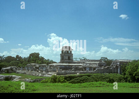 Le Palais ou El Palacio Maya avec sa tour d'observation à les ruines Maya de Palenque comme vu dans les années 1980, Chiapas, Mexique Banque D'Images