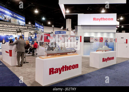 Stand Raytheon à 2017 US Navy League Sea-Air-Space Exposition - Washington, DC USA Banque D'Images