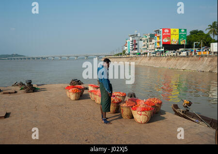 31.01.2017, mawlamyine, république de l'Union du Myanmar, de l'Asie - un homme est vu debout à une jetée à mawlamyine. Banque D'Images