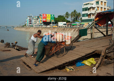 31.01.2017, mawlamyine, république de l'Union du Myanmar, en Asie - hommes poussent un vélo-pousse à une jetée à mawlamyine. Banque D'Images