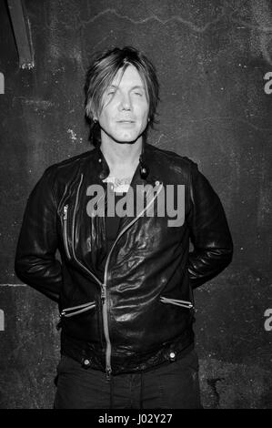 Johnny Rzeznik portrait au VH1 Rock Le Concert des écoles de la Monnaie royale canadienne le 11 décembre 2015 à Los Angeles, Californie. Altérées (noir et blanc) Banque D'Images