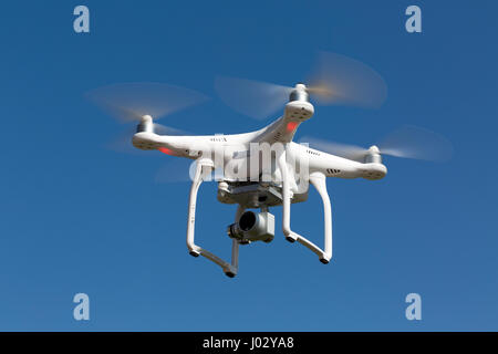 Idstein, Allemagne - le 9 avril 2017 : DJI Phantom 3 Standard Quadcopter voler dans le ciel bleu. Low angle view. Banque D'Images