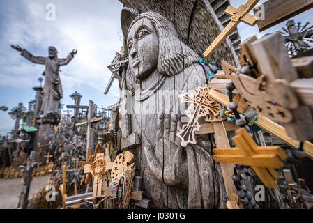 Statues religieuses en bois sur la colline des croix en Lituanie Banque D'Images