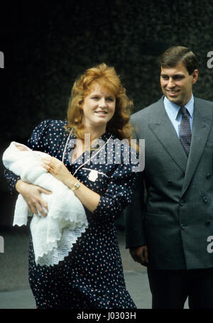 Le duc et la duchesse de York (Sarah Ferguson) et le Prince Andrew de quitter l'hôpital de Portland avec leur fille, la Princesse Béatrice. Août 1988. Banque D'Images