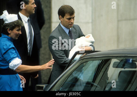 Le duc d'York, le Prince Andrew de quitter l'hôpital de Portland avec leur fille, la Princesse Béatrice. Août 1988. Banque D'Images