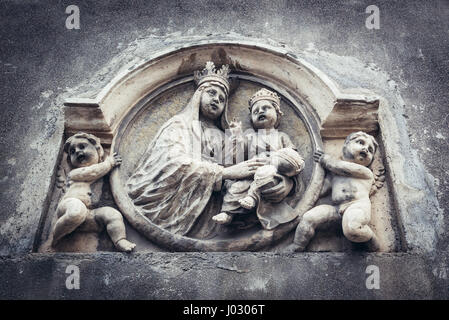 Bas-relief de la Vierge et l'enfant Jésus sur le mur de l'Archidiocèse catholique de Catania City sur le côté est de l'île de Sicile, Italie Banque D'Images