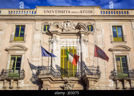 Palais San Giuliano, Université de Catane bâtiment à la place de l'université (Piazza Universita) dans Catania City sur le côté est de l'île de Sicile, Italie Banque D'Images