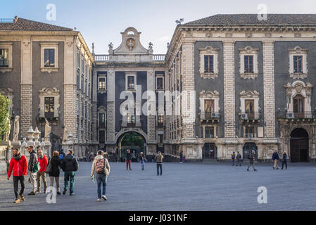 La porte Porta Uzeda à côté de palais de séminaire de clercs (Palazzo del Seminario dei Chierici) sur la place de la cathédrale de Catane, Sicile, Italie Île Banque D'Images