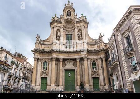 Style baroque sicilien Basilique della Collegiata également connu sous le nom de Santa Maria dell'Elemosina dans Catania City sur le côté est de l'île de Sicile, Italie Banque D'Images