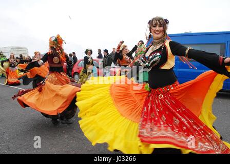 Danseurs effectuer pendant le défilé sur la colline de l'Ouest à l'Assemblée Jack dans le Green festival à Hastings dans l'East Sussex, Angleterre le 7 mai 2012. Banque D'Images